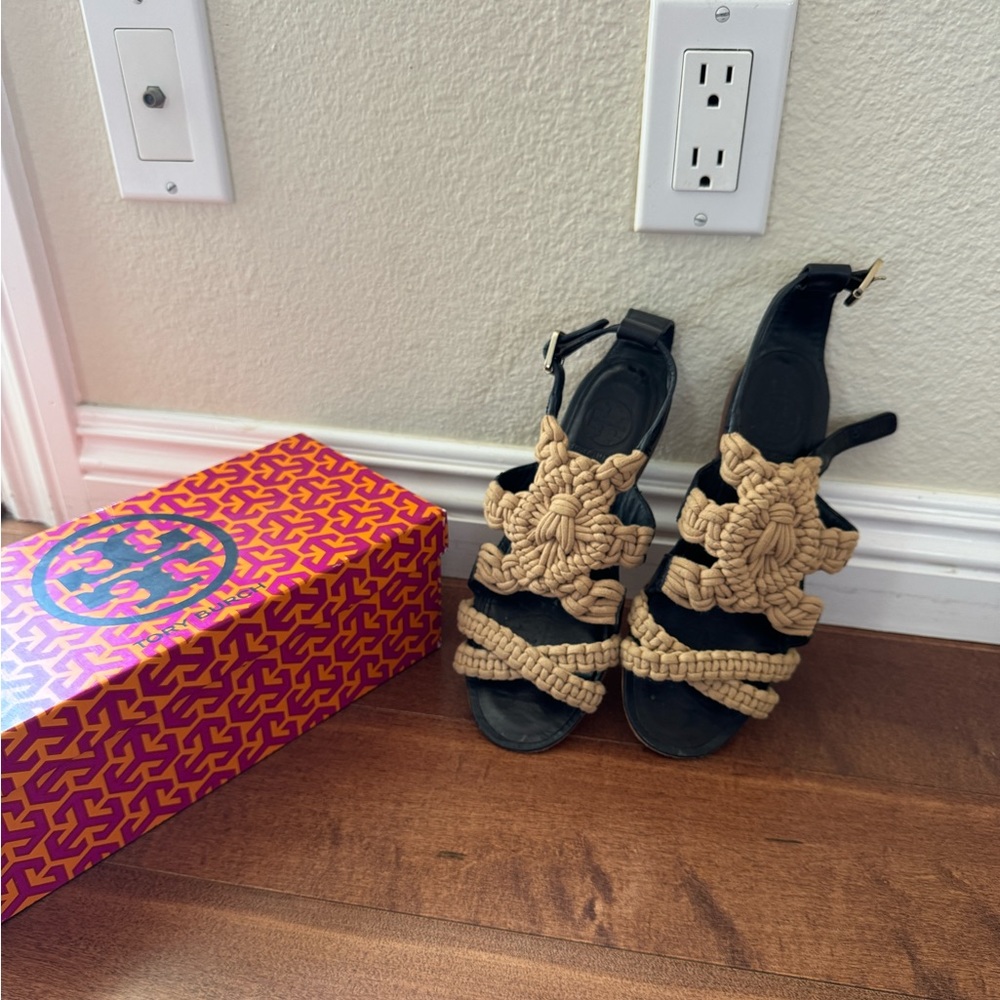 Tory burch sandals.